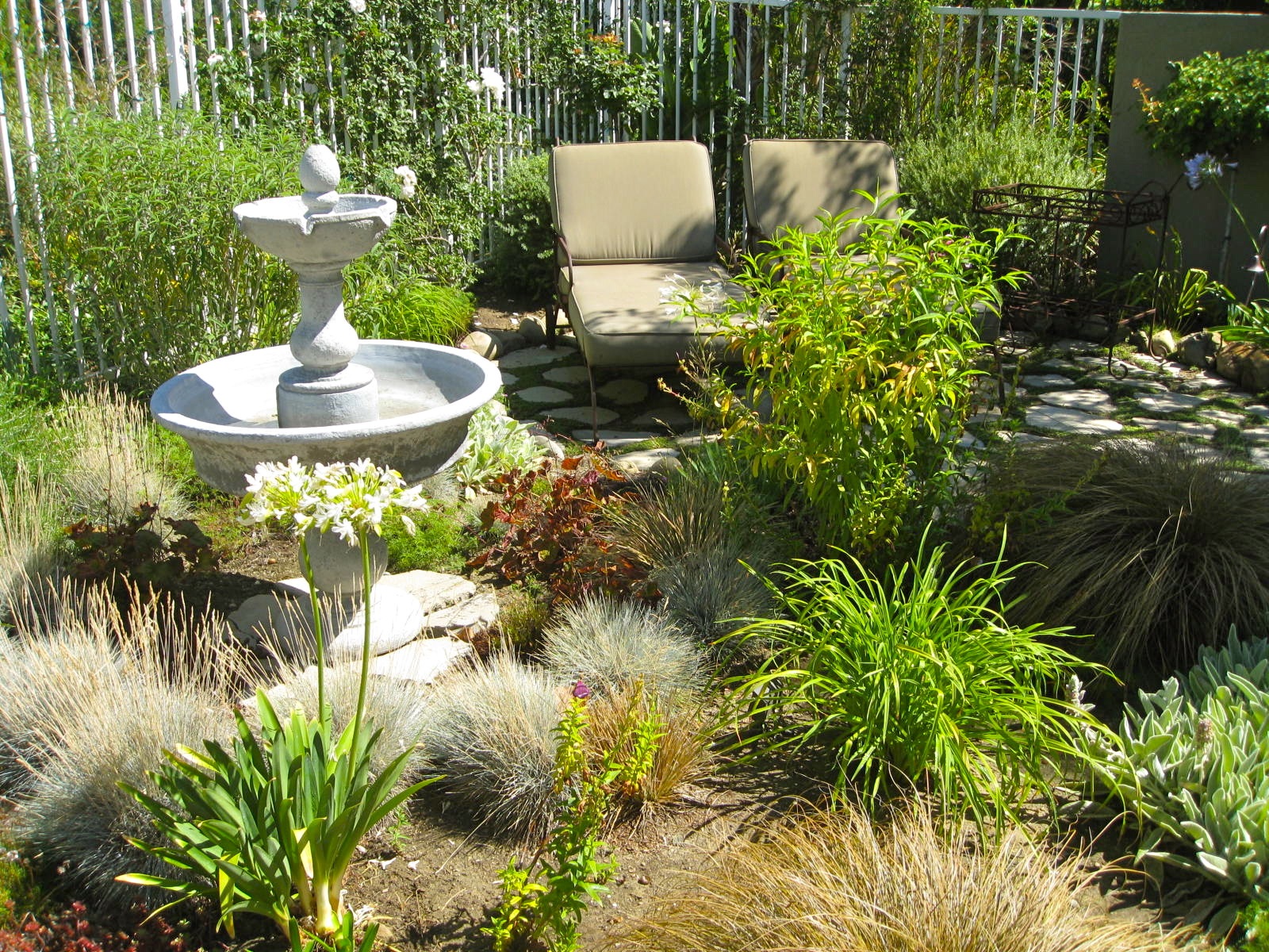 Garden Designers Roundtable No Lawn Backyard Makeover  Outdoor ...